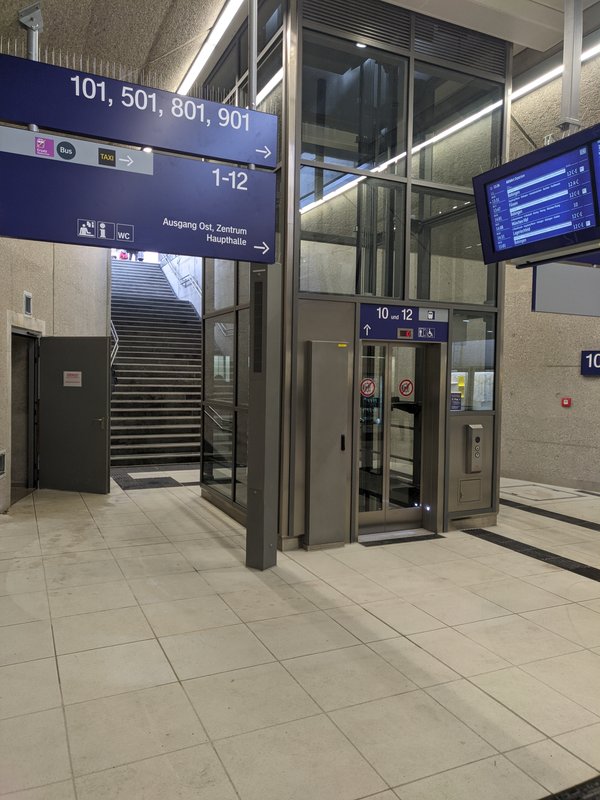 Ein funktionierender Aufzug im Bahnhof Augsburg