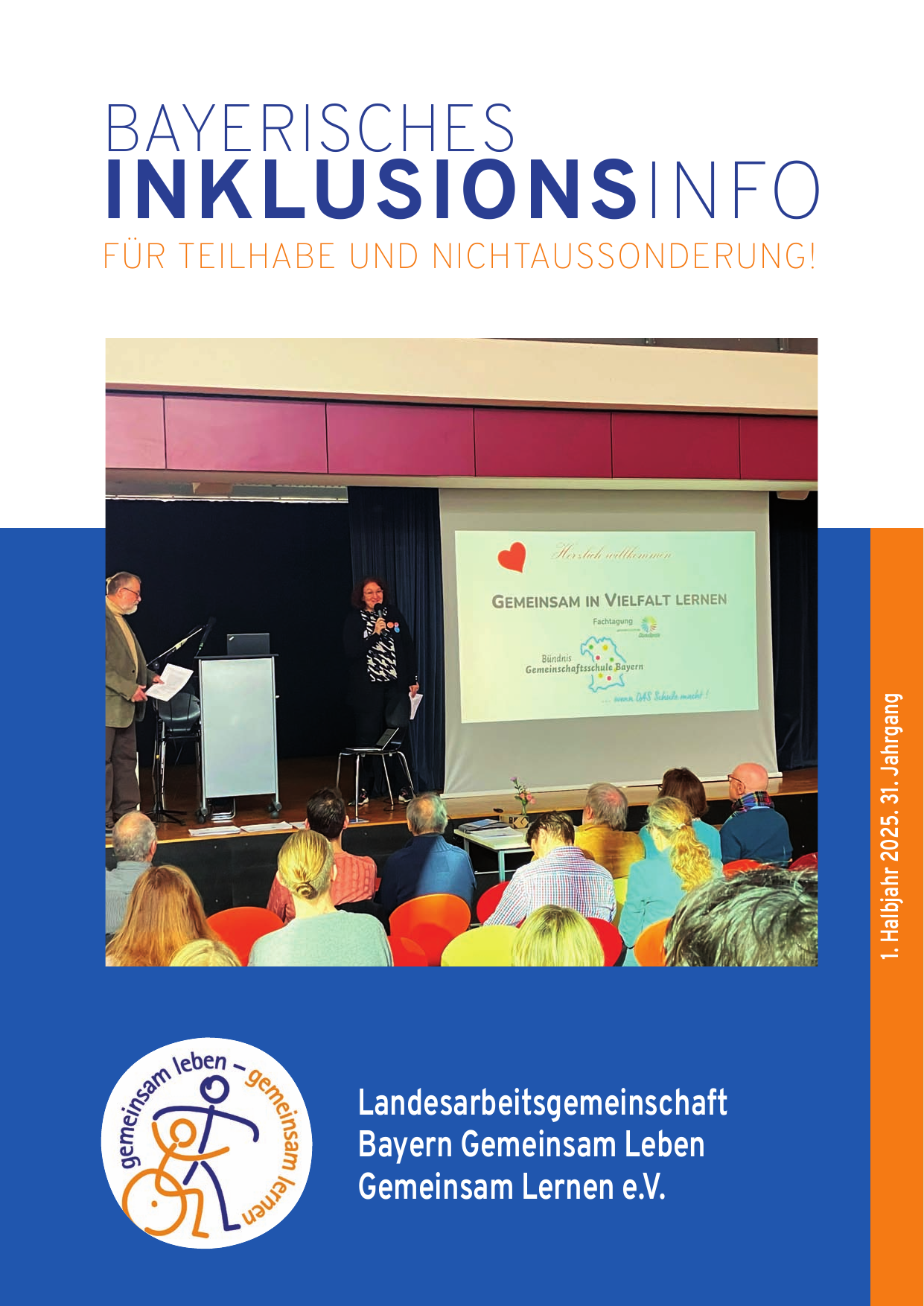 Die Titleseite des Bayerischen Inklusionsinfos. Ganz oben ist der Titel "Bayersiches Inklusionsinfo - Für Teilhabe und Nichtaussonderung!". Im Zentrum ist das Titelbild zu sehen, darauf ist eine Bühne zusehen auf der gerade ein Präsentation stattfindet.